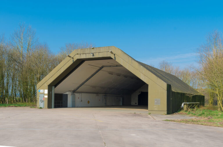 Budowa i wyposażenie schronu: co jest kluczowe dla przetrwania?